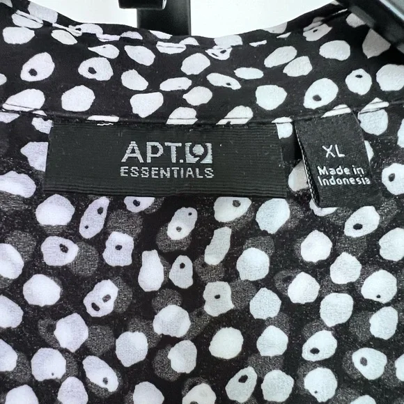 Brand new, no tags Apt. 9 Essentials Monochrome Patterned Blouse - Picture 3 of 3